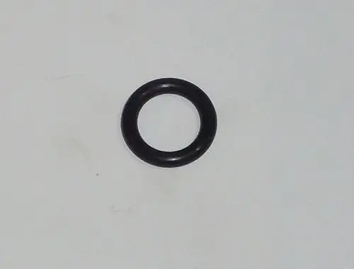 Schwarzer O-Ring auf weißem Hintergrund, typischer Bestandteil von Daikin-Produkten zur Abdichtung bei Wasserdruck-Sensoren.